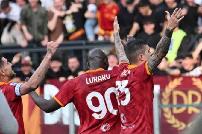 Dybala tenta o cruzamento. Mas é marcado de perto por Gila -  (crédito:  AFP via Getty Images)