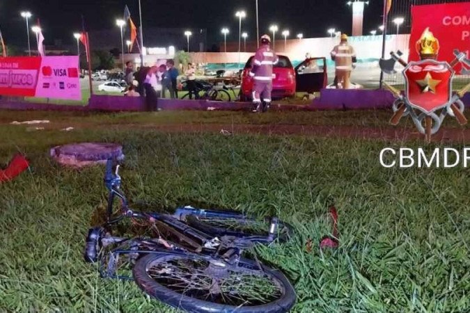 Cinco ciclistas foram atropelados no SIA -  (crédito: CBMDF/Divulgação)