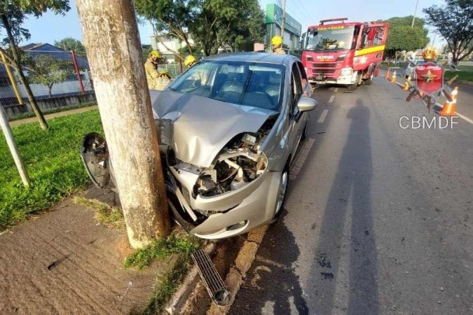 06/04/2023 - Carro bate em poste e duas pessoas ficam feridas -  (crédito: CBMDF/Divulgação)
