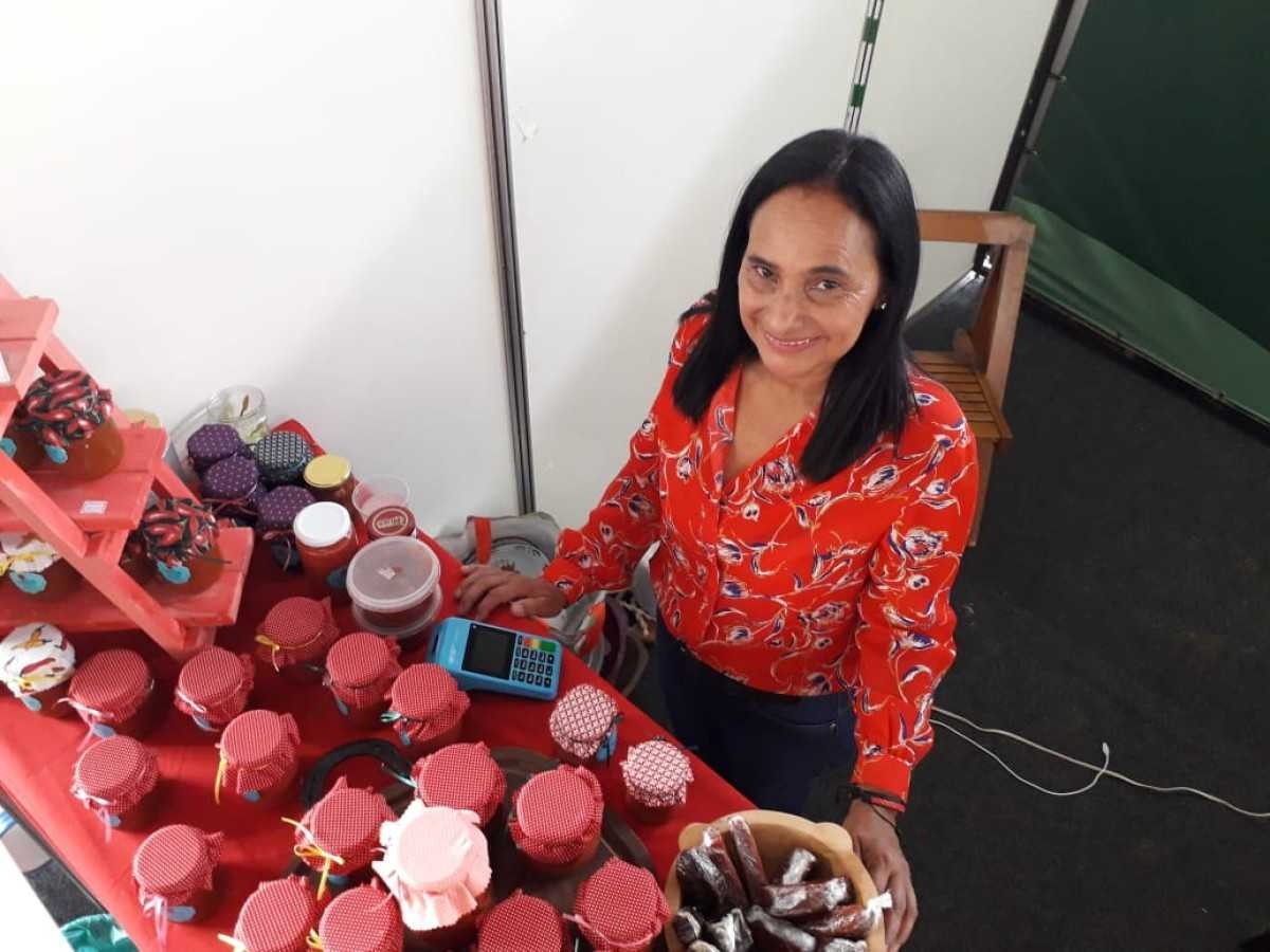 Na segunda vez que participa da feira, Neri Urani vende doces, compotas e geleias de goiaba, além da goiabada cascão com amendoim 
