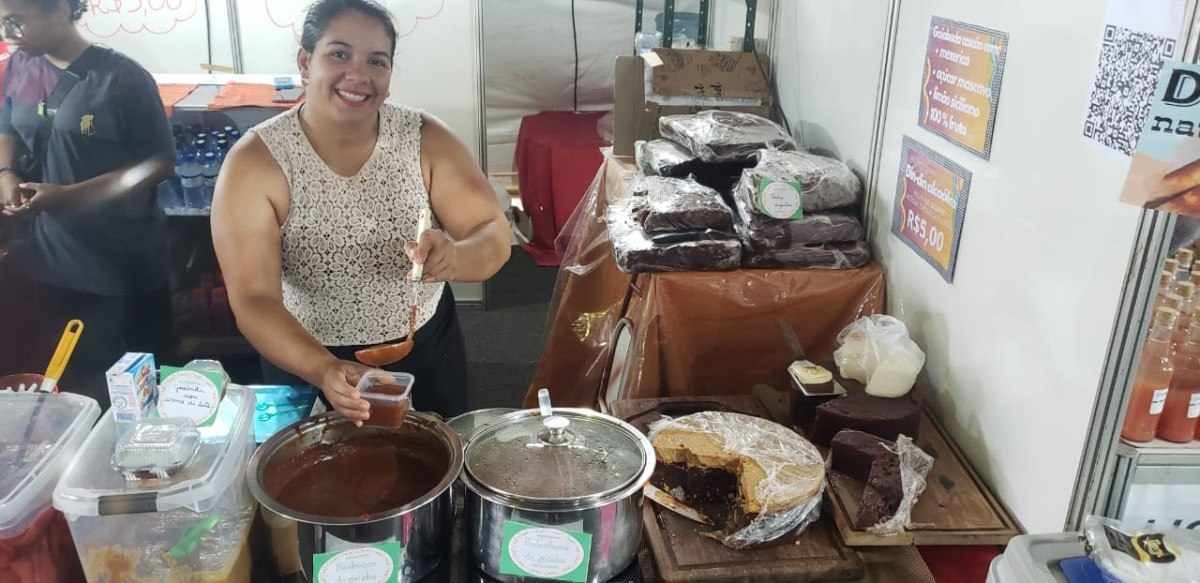 No box de Fernanda Diogo, o molho barbecue de goiaba faz sucesso entre os visitantes da feira em brazlândia