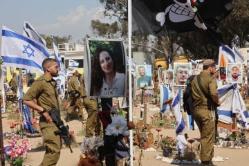 Soldados israelenses visitam memorial no local da festa rave atacada pelo Hamas, no kibbutz Re'im -  (crédito: Gil Cohen-Magen/AFP)