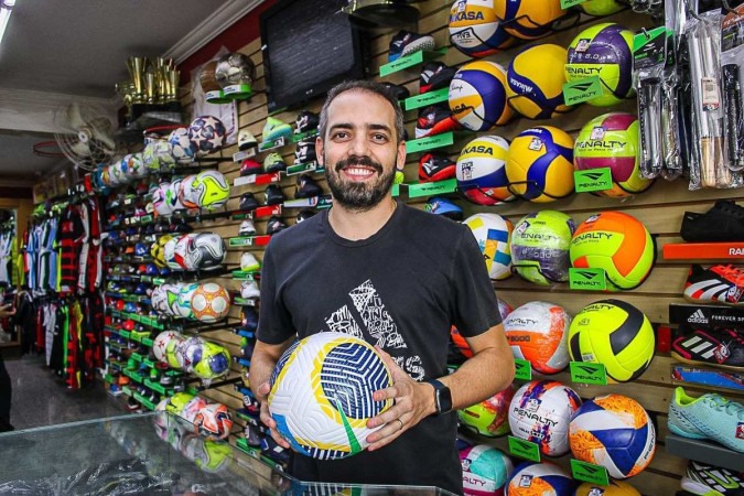 Geraldo César de Araújo Junior cuida da loja de artigos esportivos da família em Taguatinga -  (crédito:  Fotos: Kayo Magalhães/CB/D.A Press)
