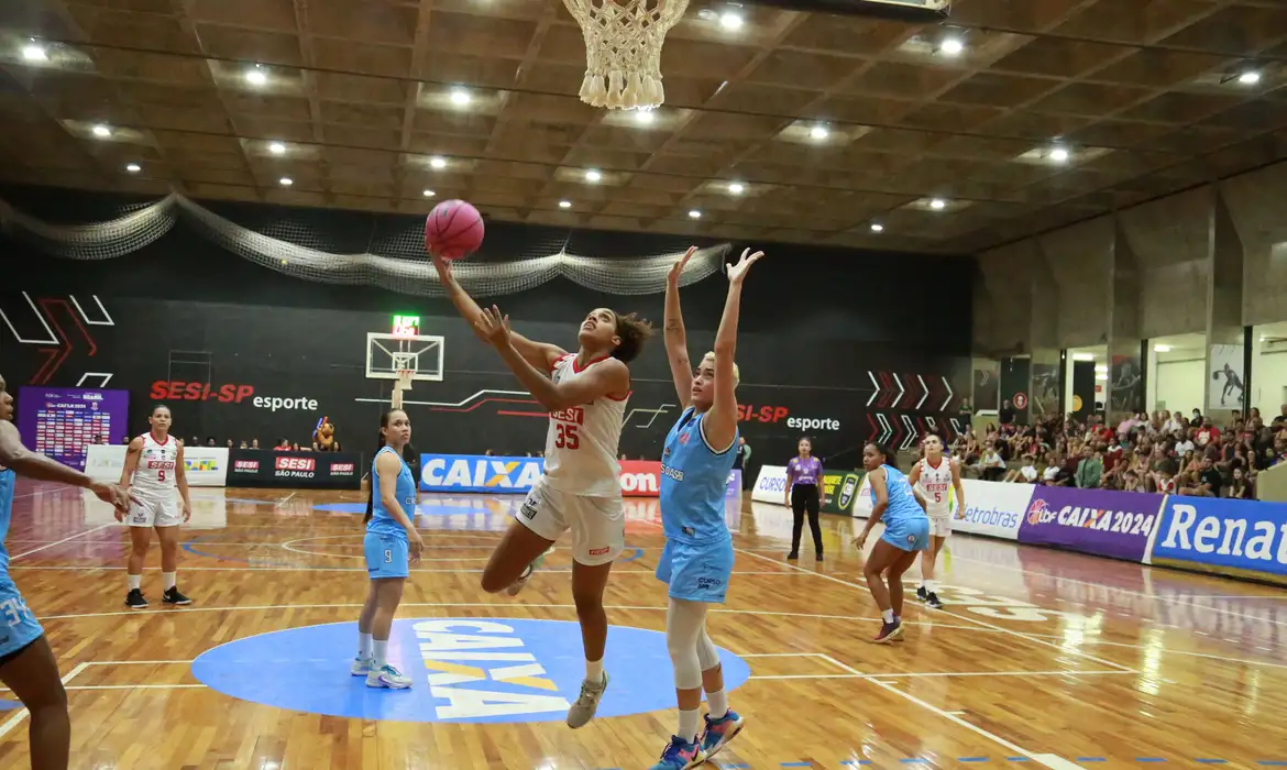 Sesi Araraquara vence lanterna e abre vantagem na liderança da LBF -  (crédito: EBC)