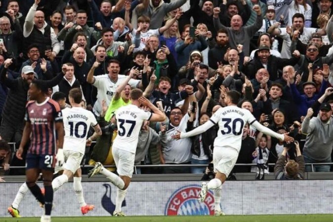 Van de Ven  chuta para fazer o segundo gol do Tottenham sobre o Nottingham Forest -  (crédito: Foto: Henry Nicholls/AFP via Getty Images)