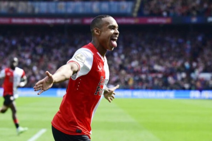 Jogadores do Feyenoord abraçam Igor Jesus logo após o brasileiro fazer um de seus dois gols sobre o Ajax -  (crédito:  Foto:  Olaf Kraak/ANP/AFP via Getty Images)