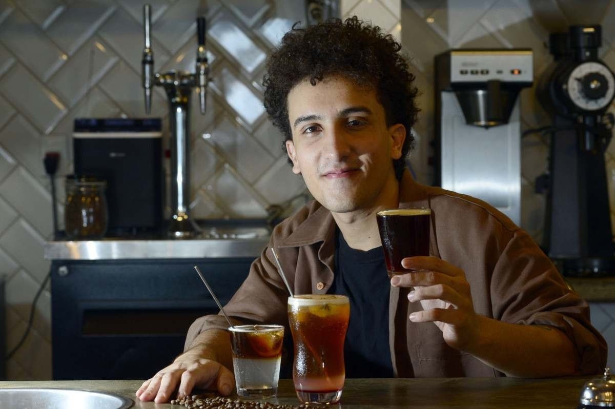 Filipe Alcantara, barista do Nitrogênio Café, explica que o café fica imerso durante 24 horas na água, garantindo um sabor único e refrescante.