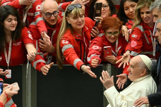 O papa Francisco cumprimenta voluntários da Cruz Vermelha italiana, depois de uma audiência no sábado  -  (crédito: Alberto Pizzoli/AFP)