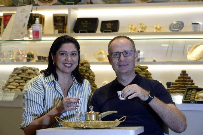  08/04/2024 Crédito: Marcelo Ferreira/CB/D.A Press. Brasil. Brasília - DF - Café diferentes tipos de café, as torras e as formas de fazer. . Café Turco, proprietários da Asmar's Doces Arabes, Paul Sapountzakis e Rita Mendes.