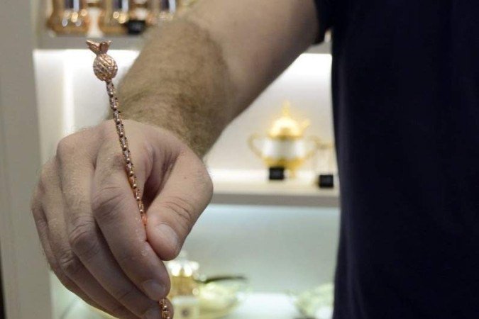 Com um moagem bem mais fina que a tradicional, o café turco chama atenção pela areia aquecida, em que ele passa por três ebulições antes de ser servido, sem ser coado.