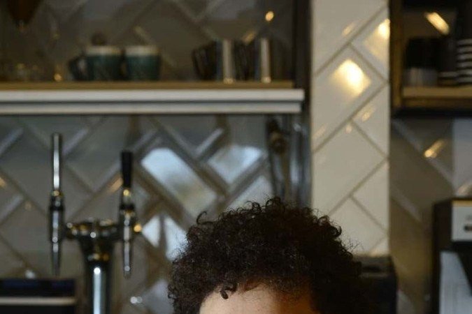 Filipe Alcantara, barista do Nitrogênio Café, explica que o café fica imerso 
durante 24 horas na água, garantindo um sabor único e refrescante