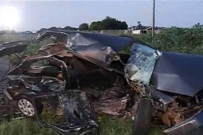  Com a colisão, objetos pessoais e destroços dos veículos ficaram espalhados pela pista -  (crédito: Reprodução/TV Anhanguera)