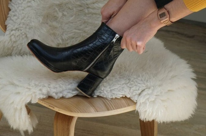 As botas de cano curto são interessantes para looks modernos e estilosos.  -  (crédito: Reprodução/Unsplash/@tomaslundahl)