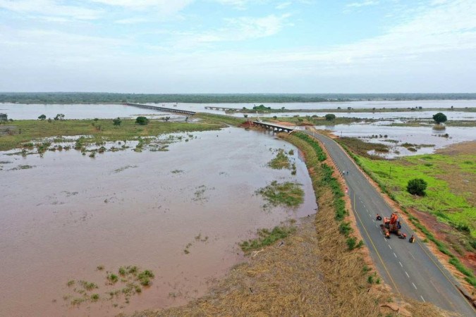 Foto distribuída pelo Instituto Nacional de Gestão de Risco de Desastres (INGD) de Moçambique, datada de 28 de Janeiro de 2022, mostra a ponte entre as cidades moçambicanas de Mocuba e Maganja da Costa, na província de Nampula -  (crédito:  ANTONIO BELEZA/ AFP)