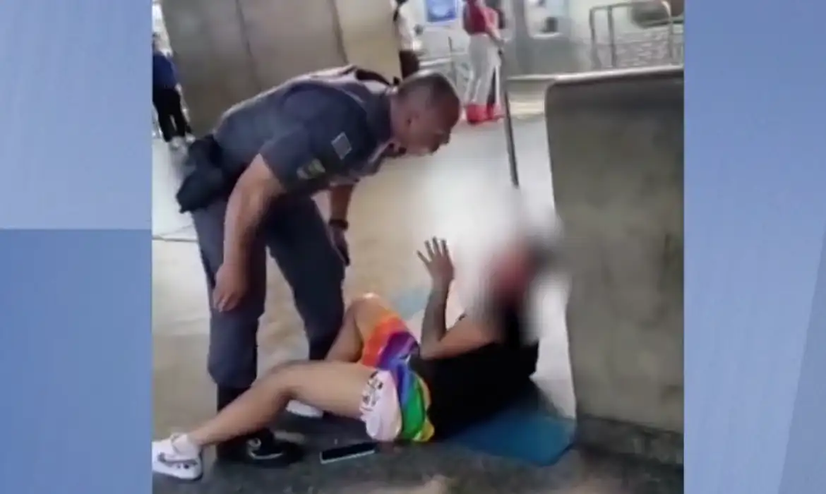 Policial agride mulher em estação de metrô em São Paulo -  (crédito: EBC)