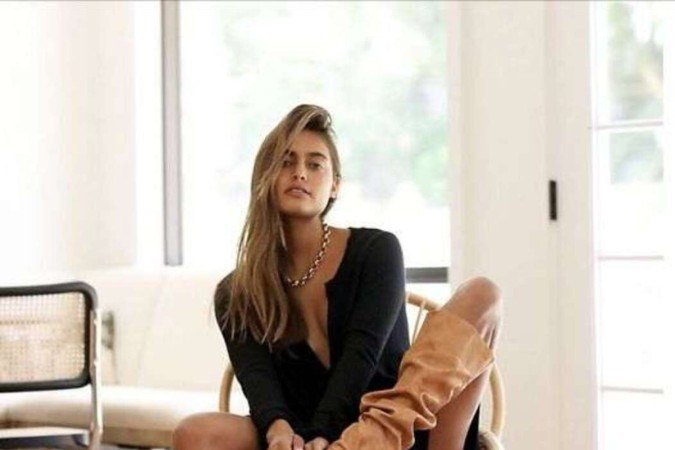 As botas Slouch, característica pelo material enrugado, podem ser vistas em cano baixo, médio e longo, com salto baixo e alto. Combinam com várias peças, principalmente as que exibem as pernas, como saias, vestidos ou até shorts de couro