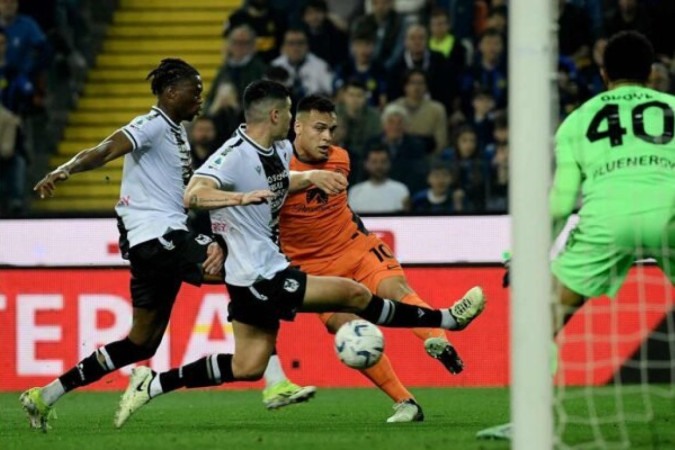 Pavard, de laranja (camisa 28) tenta a cabeçada no duelo da sua Inter contra a Udinese -  (crédito: Foto: Filippo Monteforte/AFP via Getty Images)