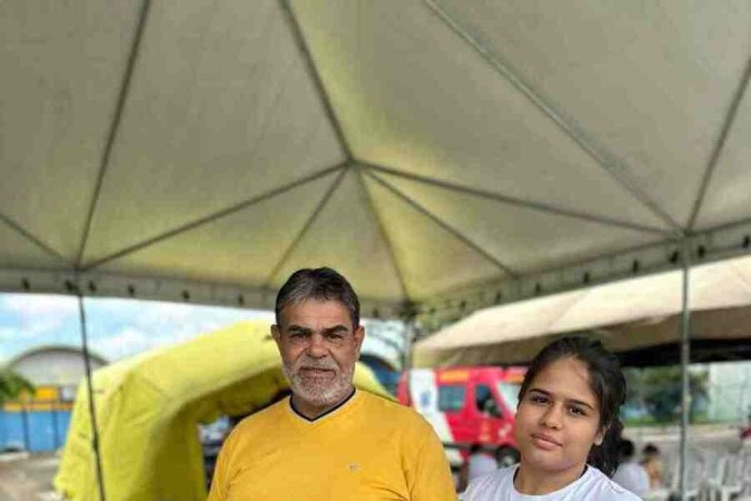 José Antônio levou a neta Clarissa para buscar atendimento na tenda de Ceilândia -  (crédito: Mila Ferreira/CB/D.A Press)