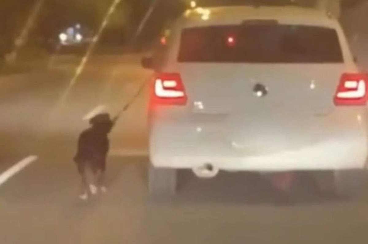 Motorista é flagrado puxando cachorro pela coleira com carro 