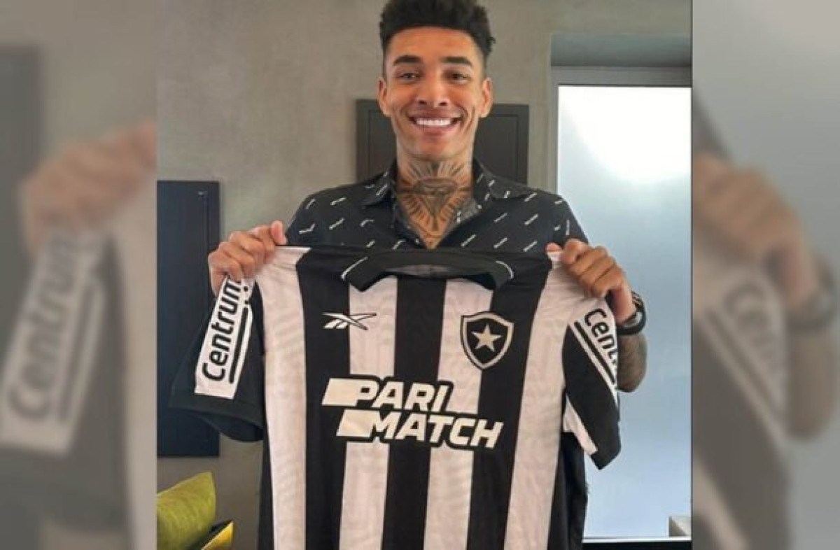 Botafogo resolve pendências com Igor Jesus, que posou com camisa do clube