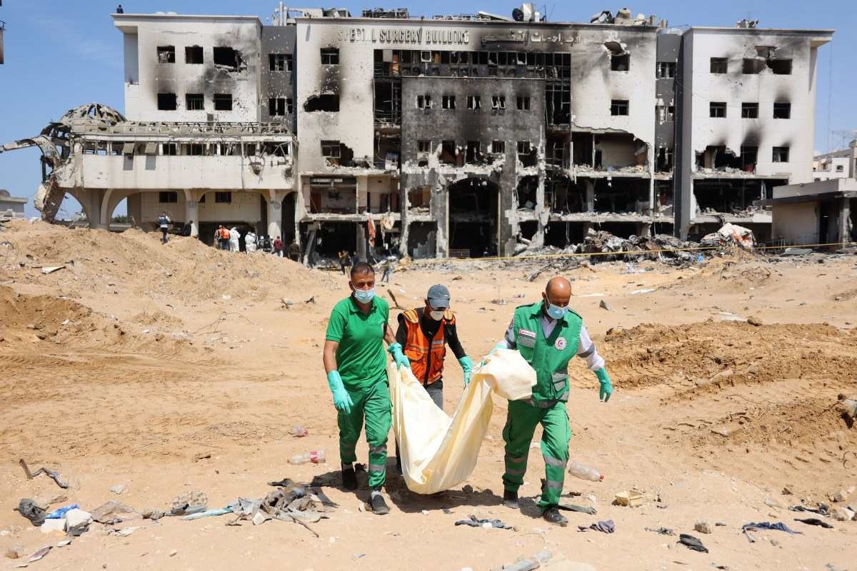 O calvário dos palestinos que buscam os cadáveres de familiares em Al Shifa