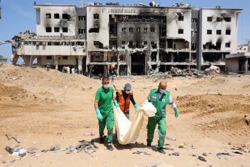 Uma missão liderada pela OMS também estava no local para ajudar na identificação dos restos mortais -  (crédito: Reprodução/AFP)