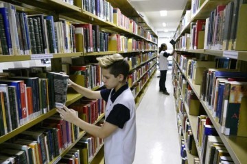 Sistema deverá estabelecer acervo mínimo de livros em bibliotecas escolares do país
 -  (crédito: Roque de Sá/Agência Câmara de Notícias)