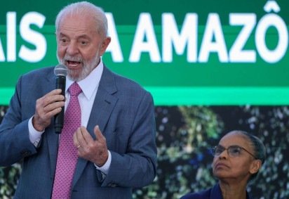 O presidente Luiz In..cio Lula da Silva, acompanhado da ministra do Meio Ambiente, Marina Silva, e dos ministros da Casa Civil,  Rui Costa, de Relações Institucionais, Alexandre Padilha, durante lan..amento do programa Uni..o com os Munic..pios pela Redu....o do Desmatamentos e Inc..ndios Florestais na Amaz..nia -  (crédito: Fabio Rodrigues- Pozzebom/Agência Brasil)