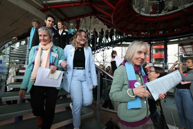 Membros da ONG KlimaSeniorinnen celebram a decisão da Corte Europeia dos Direitos Humanos (ECHR), em Estrasburgo  -  (crédito: Frederik Florin/AFP)