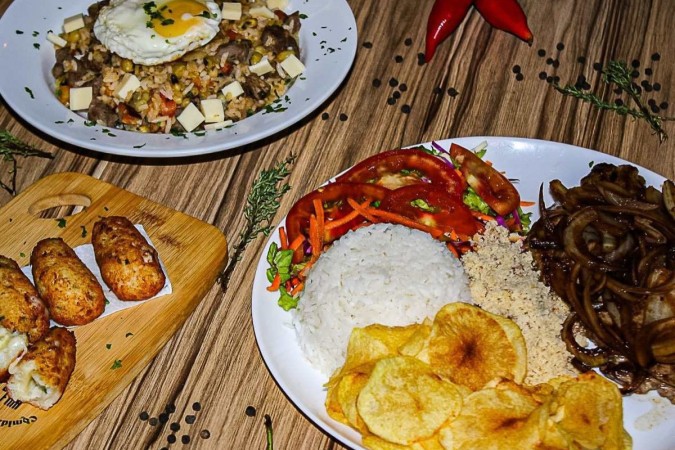 Bolinho de arroz, contra filé acebolado e mexidão do restaurante Josefina -  (crédito:  Kayo Magalhães/CB/D.A Press)