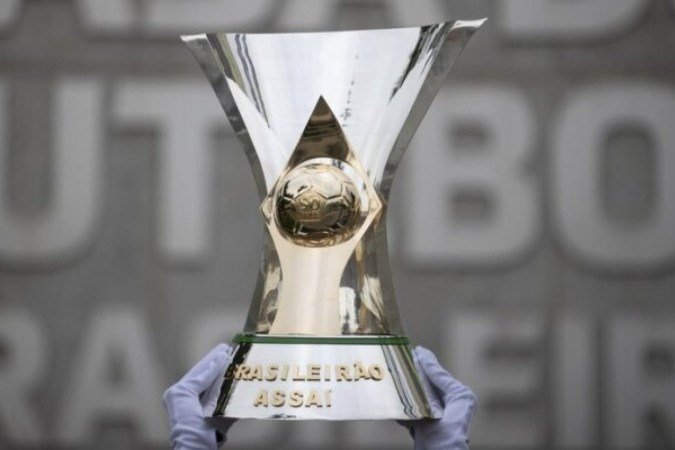 Taça do Brasileirão em frente à CBF. Torneio começa neste fim de semana  -  (crédito:  Foto: Lucas Figueiredo/CBF)