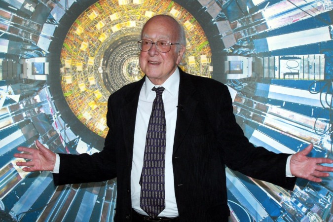 Higgs na cerimônia do Nobel, em 2013; notoriedade do prêmio 'arruinou sua vida', segundo biógrafo -  (crédito: BBC)