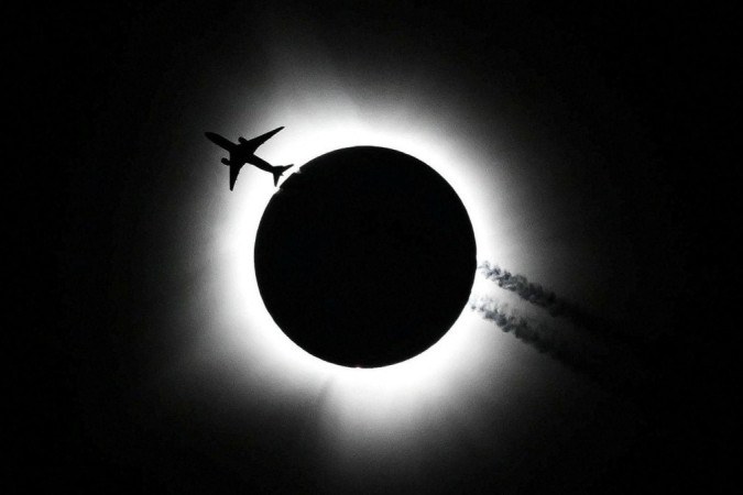 As mais espetaculares imagens do eclipse total do Sol visto em três países -  (crédito: BBC)