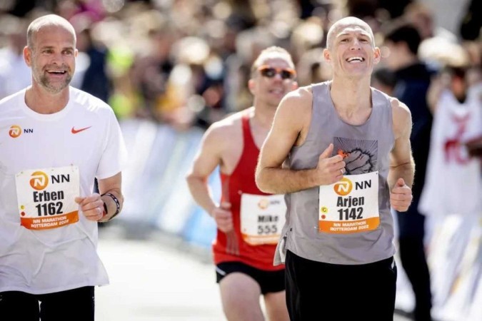  Arjen Robben, ex atacante compete na Maratona de Roterdã, na Holanda, em 2023.  -  (crédito:  Reprodução/PA)