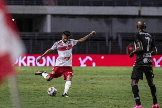 Time alagoano foi melhor no tempo normal, mas vaga veio apenas nos pênaltis -  (crédito: Foto: Francisco Cedrim/CRB)