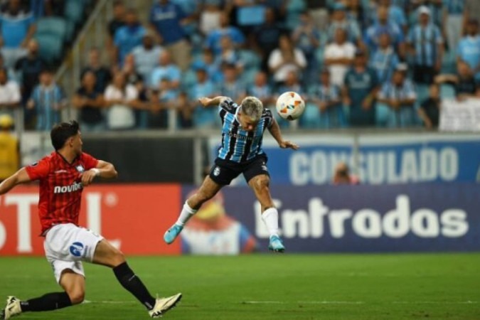 Logo aos 30 segundos Soteldo cabeceia e manda na trave. O Grêmio tenta, mas  a bola não entra. Huachipato 2 a 0 -  (crédito: Foto: Lucas Uebel / Grêmio FBPA)