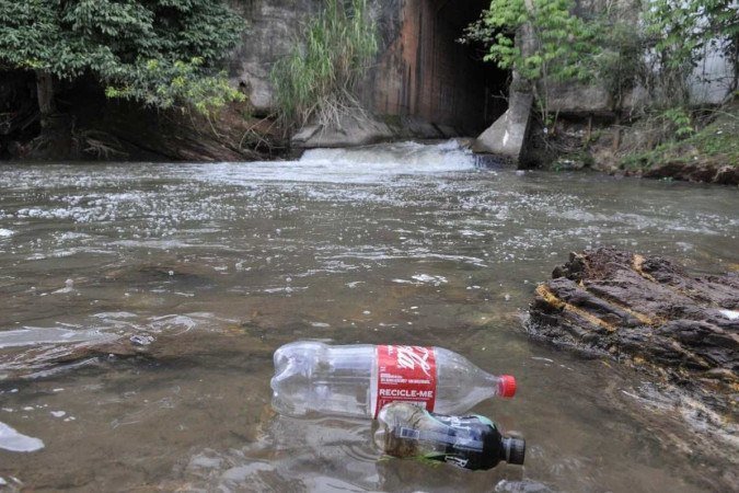 Um dos locais mais prejudicados pelo descarte irregular é o Córrego Riacho Fundo
