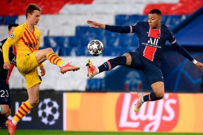 PSG e Barça voltam a se enfrentar em jogo decisivo pela Champions League -  (crédito: Foto: Franck Fife/AFP via Getty Images)