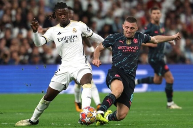 Bernardo Silva (mais à esquerda) recebe a celebração dos companheiros do City pelo gol que marcou logo aos dois minutos  -  (crédito: Foto: Pierre-Philippe Marcou/AFP via Getty Images)