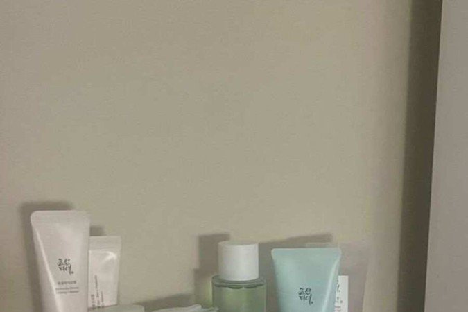 O skincare coreano geralmente envolve muitos passos e produtos, por isso é considerado complexo e trabalhoso