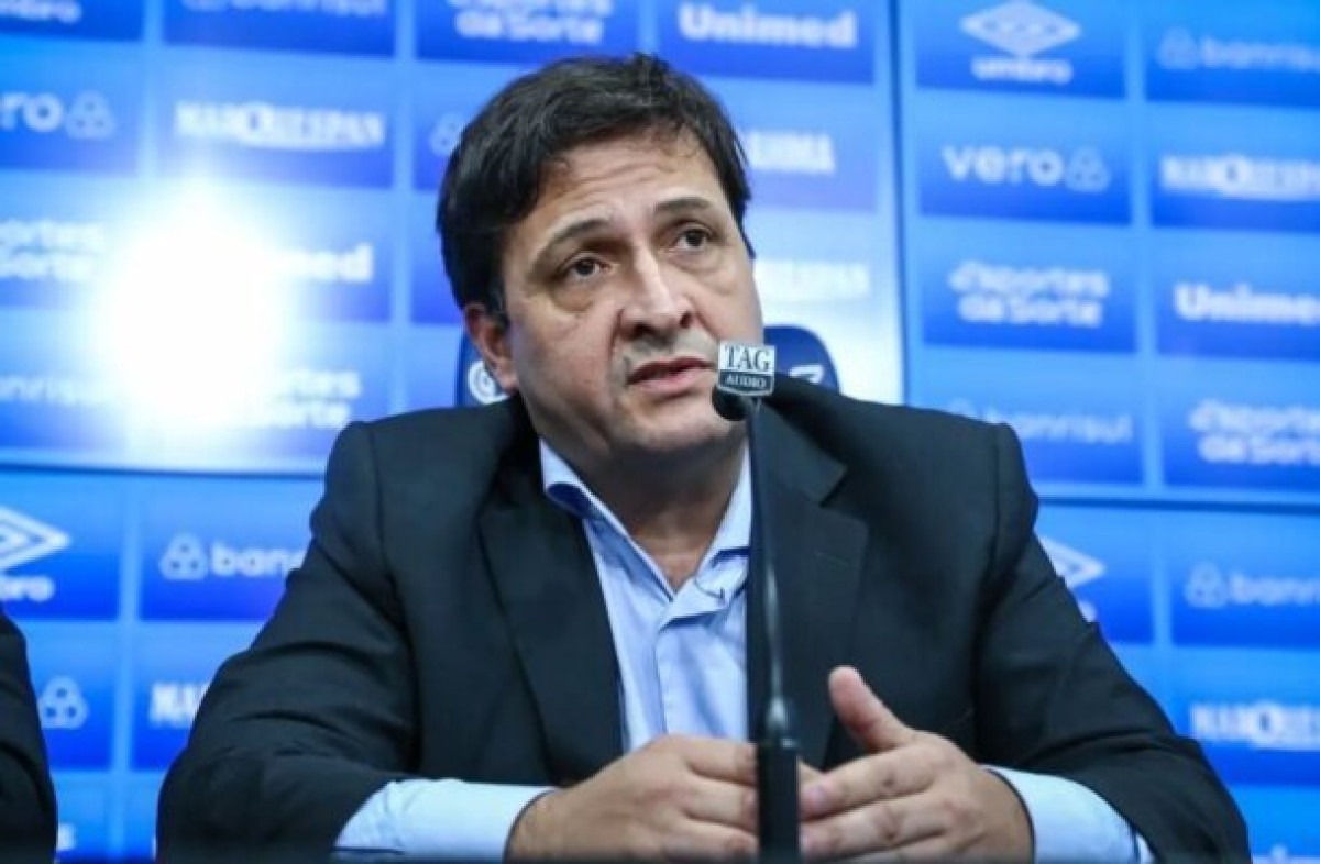 Presidente do Grêmio confirma busca por zagueiro para sequência do ano