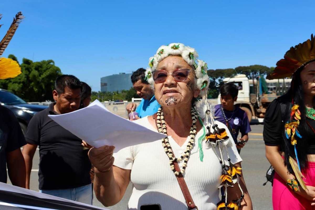 Ato de lideranças indígenas no palácio do Planalto nesta terça-feira (09/04) 