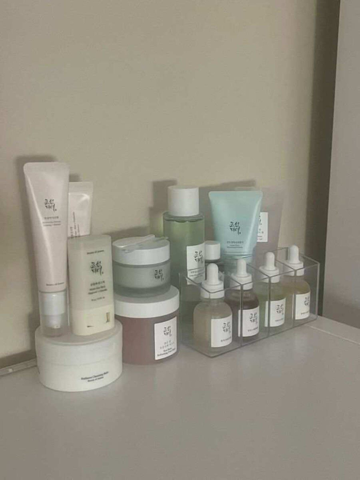 O skincare coreano geralmente envolve muitos passos e produtos, por isso é considerado complexo e trabalhoso. 