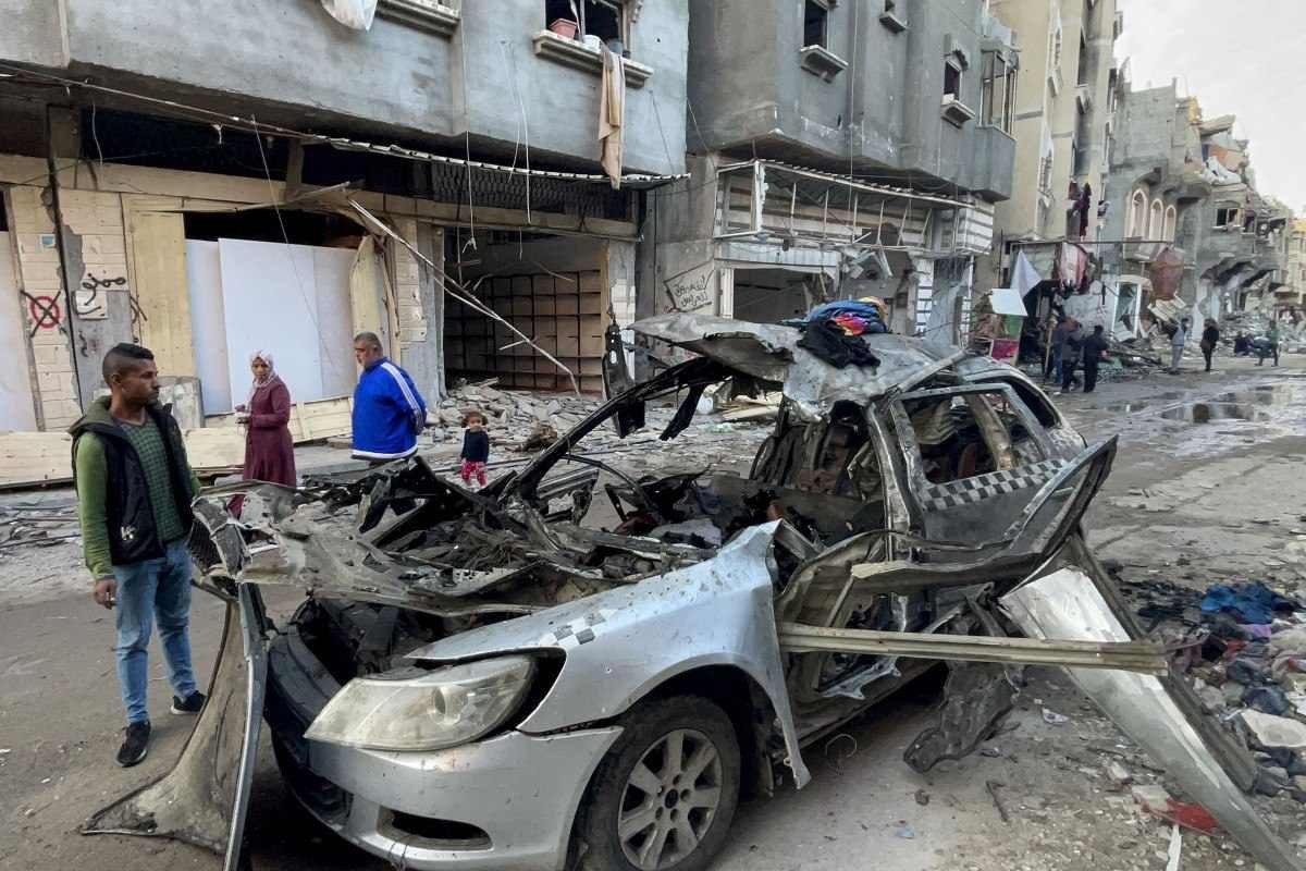 Número de mortos em bombardeios israelenses contra área de deslocados em Rafah sobe para 40