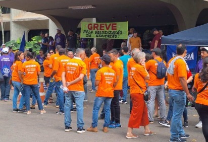 Servidores públicos federais se manifestam em frente ao Conselho Nacional de Previdência Social, em Brasília  -  (crédito: Francisco Arthur/CB/D.A. Press)