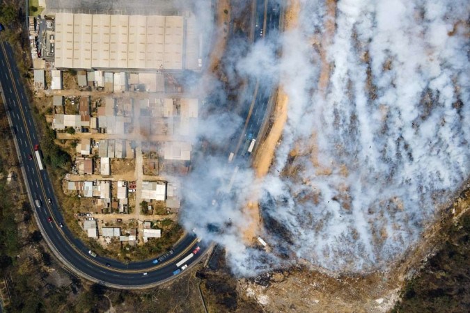  Incêndio atinge Aterro Sanitário Municipal de Villa Nueva, 22 km ao sul da Cidade da Guatemala.  -  (crédito: Carlos ALONZO / AFP)