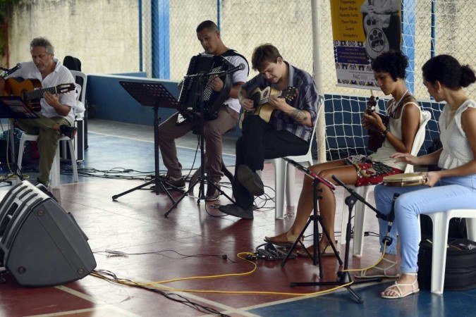 Para agregar conhecimento, além de se apresentarem, os músicos explicam sobre cada instrumento e quais os sons emitidos - (crédito: Marcelo Ferreira/CB/D.A Press) Para agregar conhecimento, além de se apresentarem, os músicos explicam sobre cada instrumento e quais os sons emitidos - (crédito: Marcelo Ferreira/CB/D.A Press)