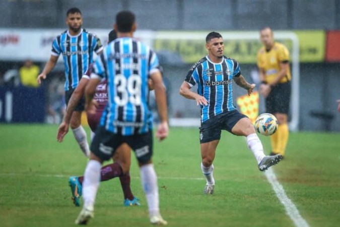 Mayk em um dos jogos como titular em seu início de trajetória pelo Grêmio -  (crédito: Foto: Lucas Uebel/Grêmio FBPA)