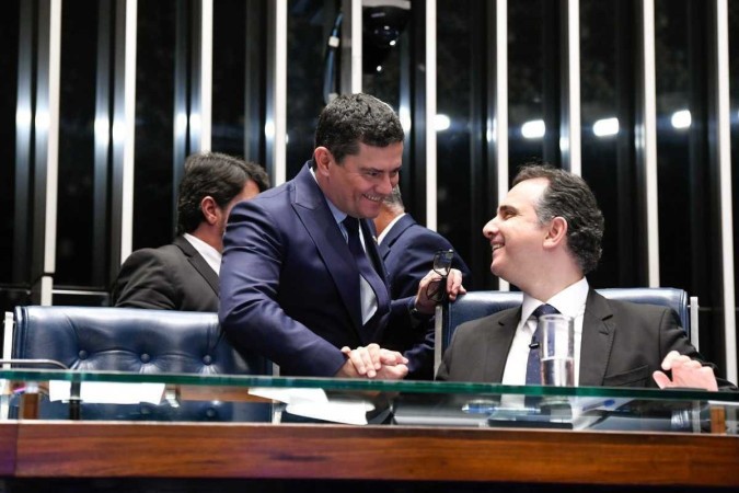 Moro é saudado pelo presidente do Senado, Rodrigo Pacheco (PSD-MG), um dia depois da vitória obtida no TRE-PR -  (crédito: Jefferson Rudy/Agência Senado)