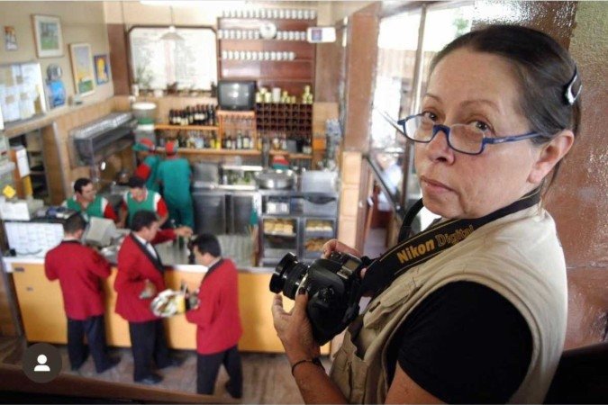 Registro de Elza Fiúza fotografando no Bar Beirute, feito pela amiga Zuleika de Souza 